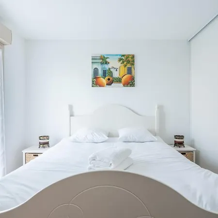 à Portée De Mer. Appt 70m2, 2ch+parking Lägenhet